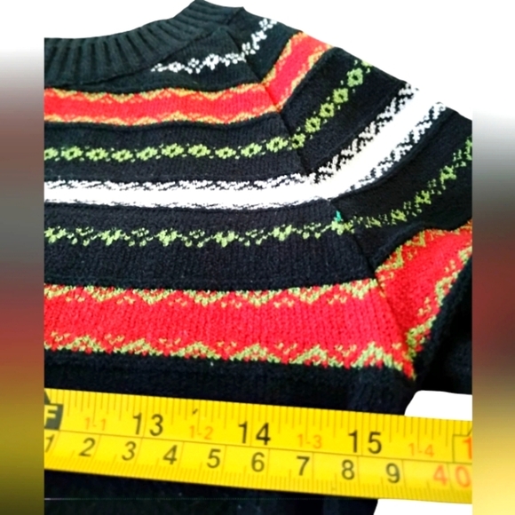 Vintage Crew Neck Sweater - Black, Red, Green, White - Picture 5 of 6